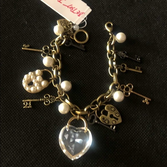 Betsey Johnson Gold Tone Brass Ox Lock & Key Charm Bracelet Crystal/Faux Pearl - Picture 5 of 8